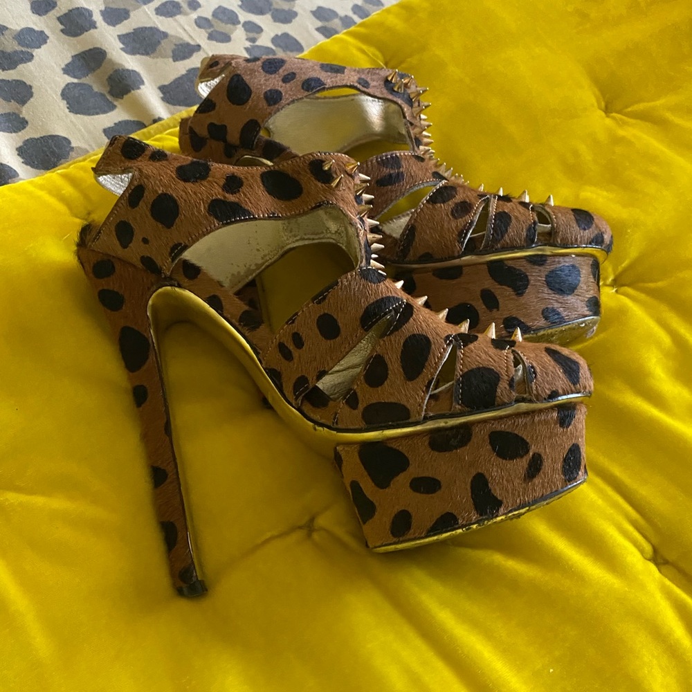 Spiked leather pumps